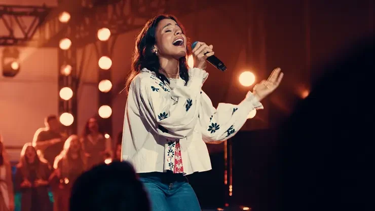Julia Vitória une composição inédita a hino marcante da Harpa Cristã