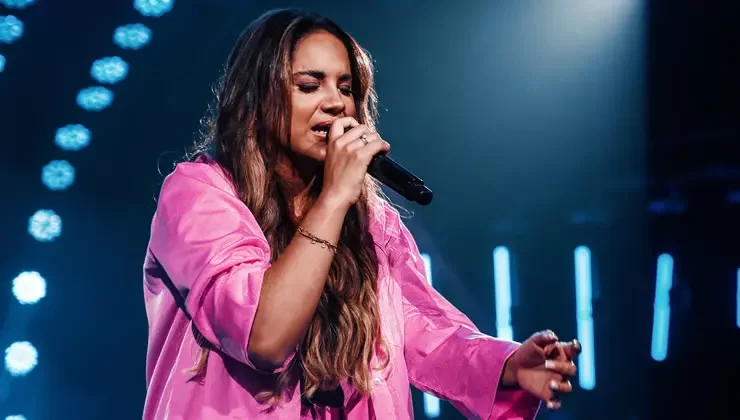 Sarah Beatriz emociona ao regravar sucesso da música cristã