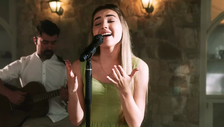 Esther Durán, filha de Chris Durán, estreia seu primeiro projeto