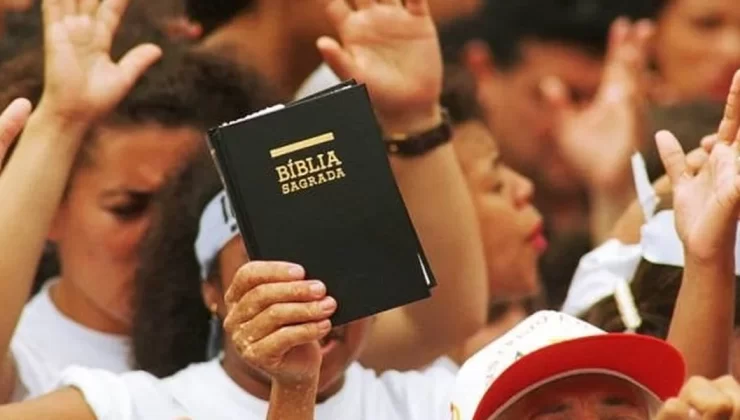 Número de evangélicos cresce e de católicos diminui no Brasil, segundo IBGE