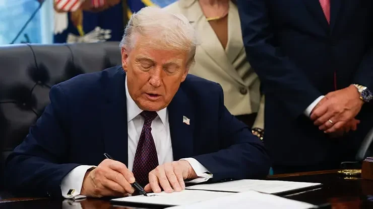 Trump anuncia novas tarifas de até 100% sobre importações, com forte impacto no setor farmacêutico